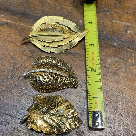 LOT OF 4 60’s GOLDEN LEAF BROOCHES AND ROSE BROOCH - Picture 10 of 13